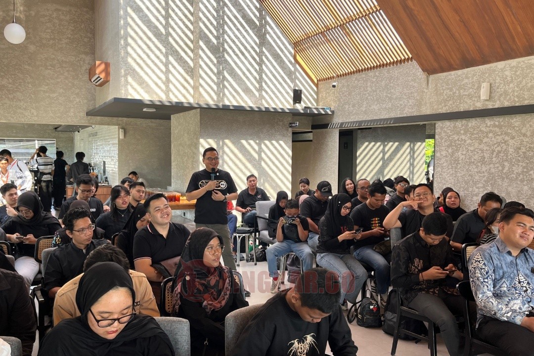 Dipa Yustia Pasha dan Dinporapar Jateng dalam Yuktalks bersama Zilenial di Anak Panah Kopi. Foto: Bojes/Lingkar.co