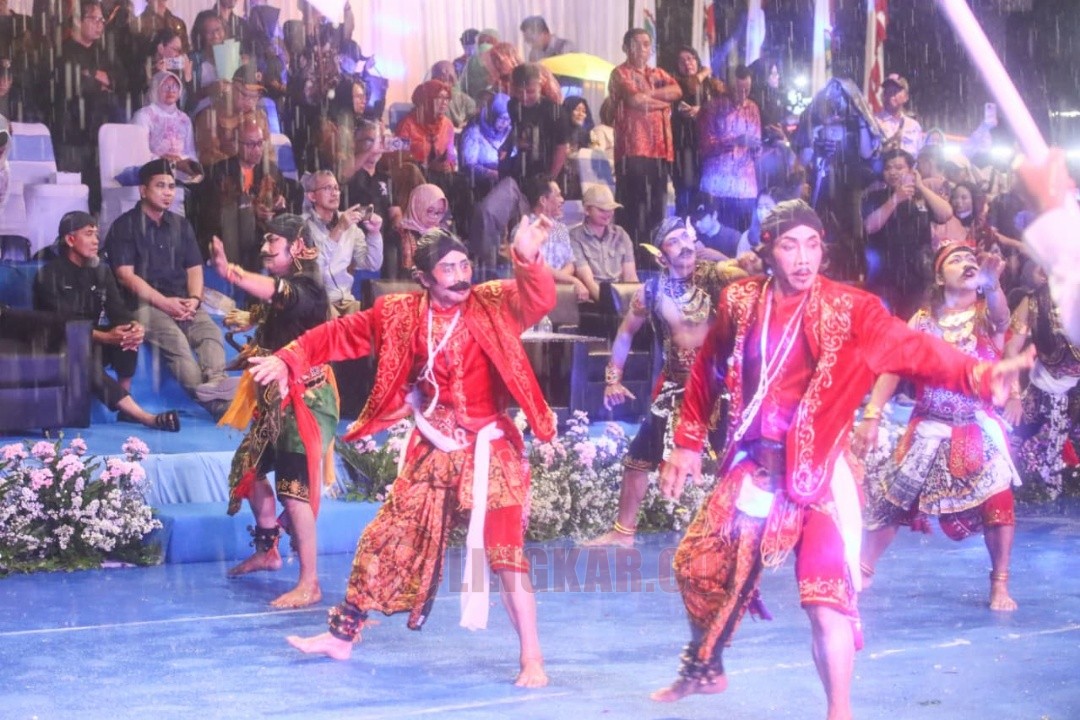 Parade Seni Budaya dalam rangka Hari Jadi ke-80 Provinsi Jawa Tengah di Jalan Pahlawan Kota Semarang, Kamis, (21/8/2025) malam