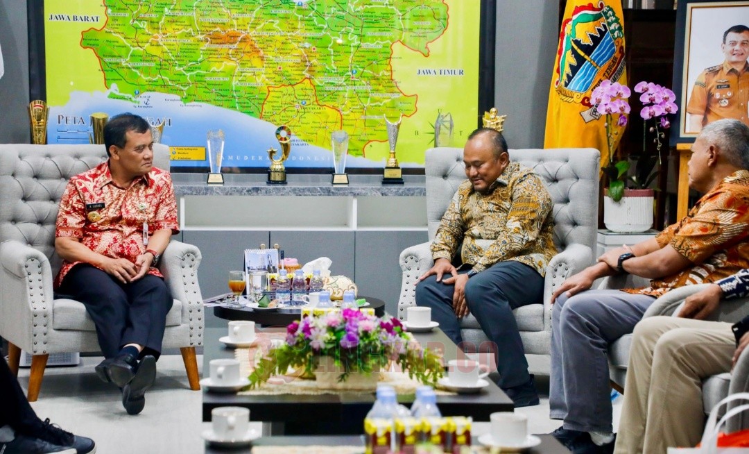 Gubernur Jawa Tengah Ahmad Luthfi saat menerima audiensi dari Sub Regional Head Pelindo Jawa Purwanto, Wahyu Widodo, dan Asosiasi Pelabuhan, di kantor Gubernur, Semarang, Jumat (22/8/2025). Foto: dokumentasi
