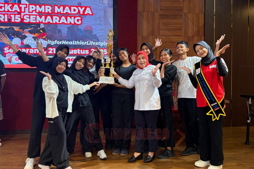 FOTO KEMENANGAN: Kelompok PMR SMPN 15 Semarang berfoto bersama sekretaris PMI Kota Semarang seusai menerima piala juara pertama dalam Smart Health Challengges di aula UDD PMI Kota Semarang. Foto: dokumentasi/istimewa