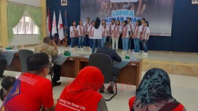 Salah satu peserta lomba paduan suara PMI Kota Semarang saat menyanyikan lagu Sound for Humanity di aula Polbitrada Sambiroto Kecamatan. Foto: Rifqi/Lingkar.co