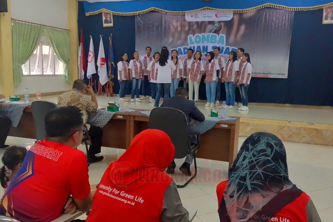Salah satu peserta lomba paduan suara PMI Kota Semarang saat menyanyikan lagu Sound for Humanity di aula Polbitrada Sambiroto Kecamatan. Foto: Rifqi/Lingkar.co