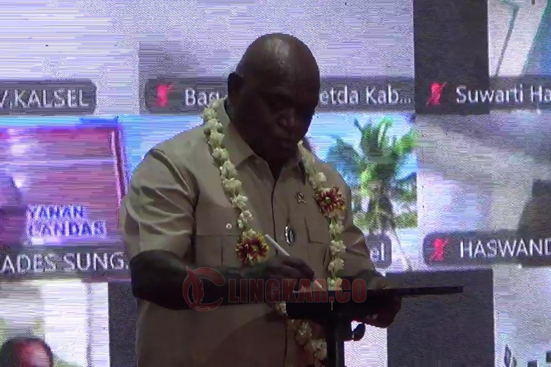 Menteri Hak Asasi Manusia, Natalius Pigai saat peluncuran program Desa Sadar HAM di Kendal. Foto: Yoedhi/Lingkar.co