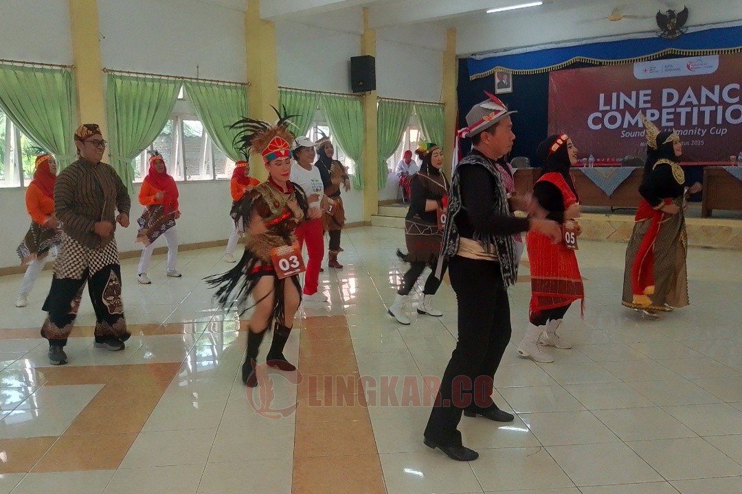 Salah satu grup peserta Line Dance Competition Bulan Kemanusiaan PMI Kota Semarang saat tampil dalam lomba yang digelar pada Ahad (24/8/2025) di aula Polbitrada, Sambiroto Kecamatan Tembalang Kota Semarang. Rifqi/Lingkar.co