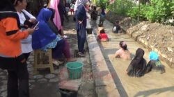 Suasana lomba gogoh lele di Karangayu Cepiring Kendal. Foto: Yoedhi/Lingkar.co