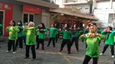 Para lansia PLS PMI Kota Semarang sedang melakukan senam pagi di halaman belakang markas PMI Kota Semarang. Foto: dokumentasi