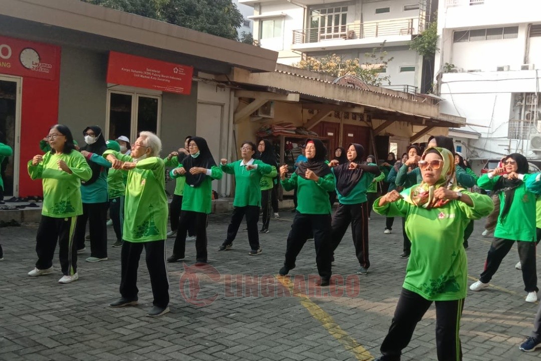 Para lansia PLS PMI Kota Semarang sedang melakukan senam pagi di halaman belakang markas PMI Kota Semarang. Foto: dokumentasi