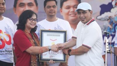Wakil Gubernur Jawa Tengah Taj Yasin Maimoen penghargaan di Alun-alun Jepara setelah Hari Jadi Jateng tercatat dalam Museum Rekor Dunia Indonesia (Muri), Ahad (24/8/2025).