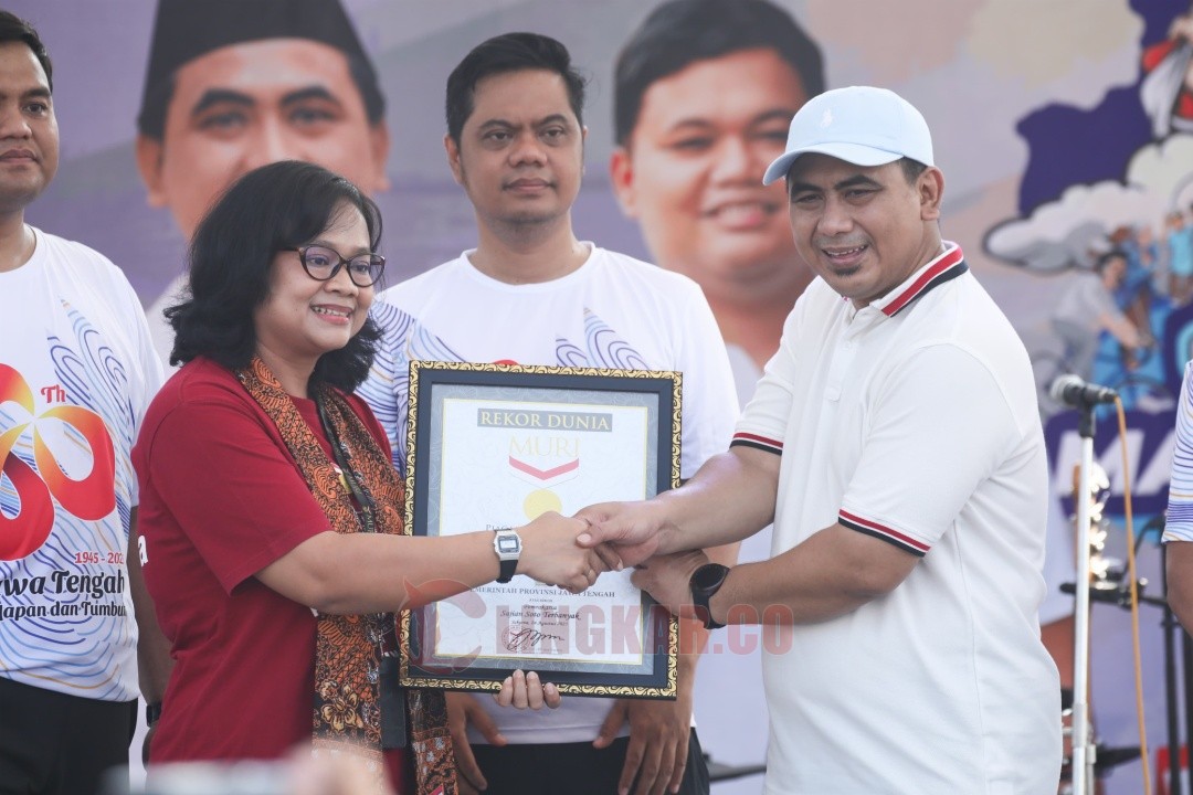 Wakil Gubernur Jawa Tengah Taj Yasin Maimoen penghargaan di Alun-alun Jepara setelah Hari Jadi Jateng tercatat dalam Museum Rekor Dunia Indonesia (Muri), Ahad (24/8/2025).