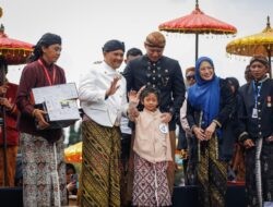 Dapat Permintaan Khusus, Ahmad Luthfi dan AHY Potong Rambut Gimbal Anak Bajang di Dieng
