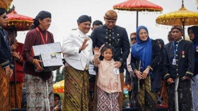 Ahmad Luthfi dan AHY aat prosesi potong rambut Anak Bajang di Candi Arjuna, Dieng, Kabupaten Banjarnegara, Minggu, (24/8/2025). Foto: dokumentasi