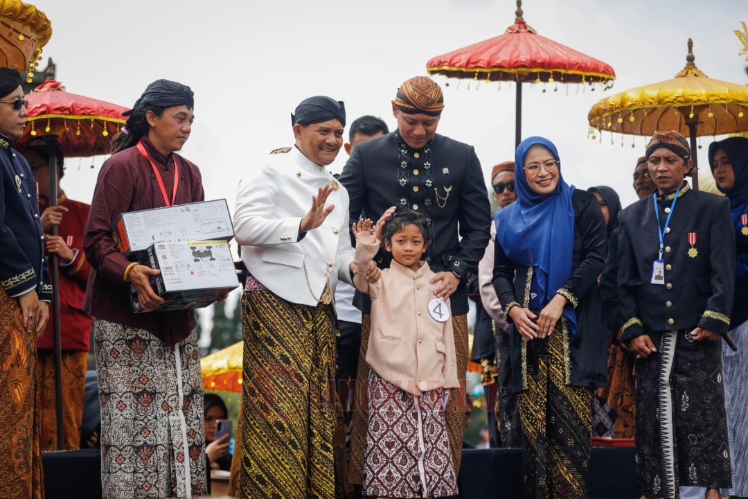 Ahmad Luthfi dan AHY aat prosesi potong rambut Anak Bajang di Candi Arjuna, Dieng, Kabupaten Banjarnegara, Minggu, (24/8/2025). Foto: dokumentasi