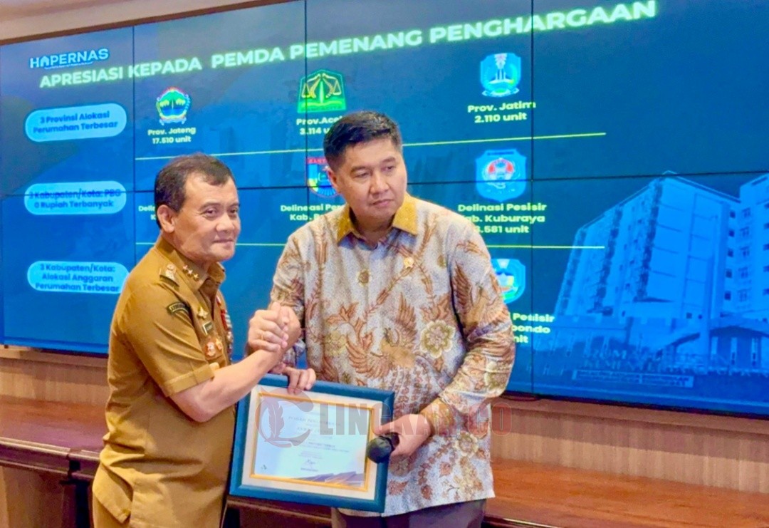 Menteri PKP Maruarar Sirait menyerahkan penghargaan kepada Gubernur Jawa Tengah Ahmad Luthfi dalam acara peringatan Hari Perumahan Nasional (Hapernas) 2025 di Wisma Mandiri II, Jakarta Pusar, Senin (25/8/2025). Foto: dokumentasi