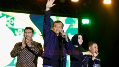 Gubernur Jawa Tengah Ahmad Luthfi didampingi Bupati Pekalongan menyapa masyarakat di alun-alun Kajen, Pekalongan, Senin (25/8/2025) malam. Foto: dokumentasi