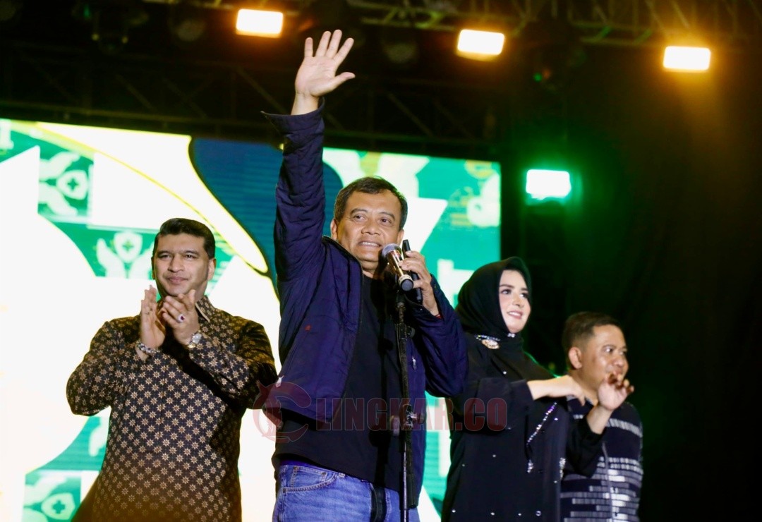 Gubernur Jawa Tengah Ahmad Luthfi didampingi Bupati Pekalongan menyapa masyarakat di alun-alun Kajen, Pekalongan, Senin (25/8/2025) malam. Foto: dokumentasi
