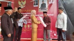 Bupati Kendal Dyah Kartika Permana Sari didampingi perwakilan Thoriqoh Shiddiqiyah menyerahkan bantuan RSKILHS secara simbolis kepada warga di Desa Pojoksari, Kendal. Foto: Yoedhi/Lingkar.co