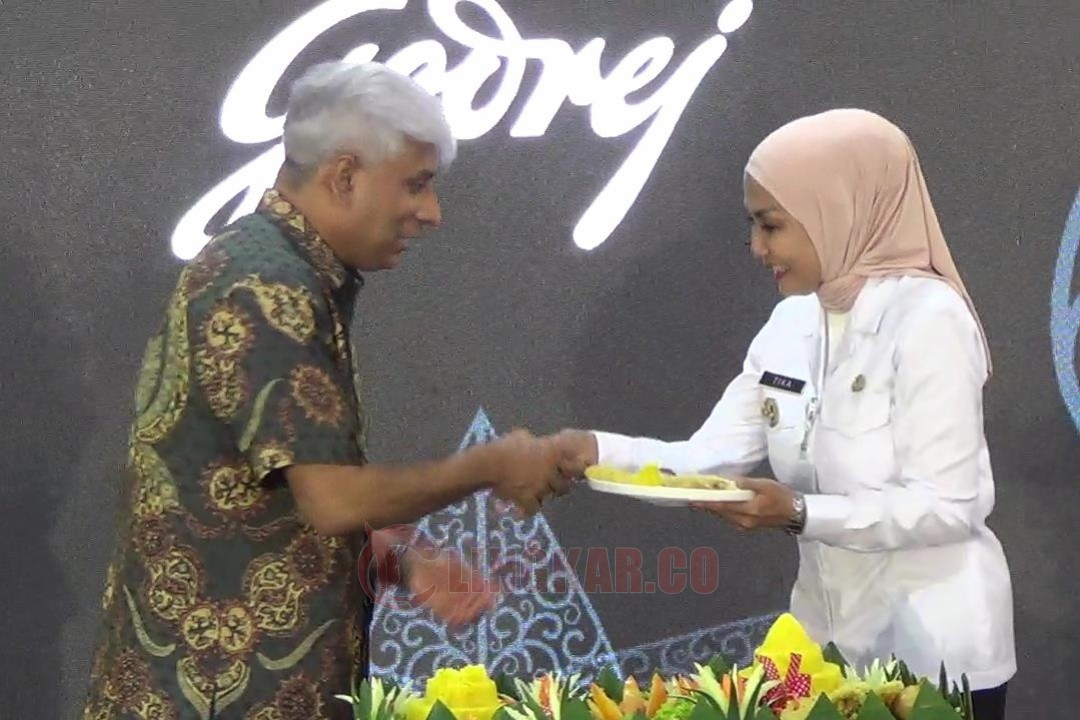 Bupati Kendal Dyah Kartika Permana Sari bersama CEO PT GCPI, Rajesh Sethuramansaat seremonial seremoni groundbreaking pembangunan pabrik baru di Kawasan Industri Kendal, Rabu (27/8/2025).