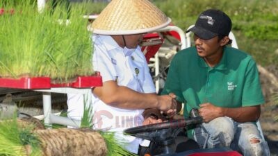 Wagub Jateng Taj Yasin Maimoen saat kegiatan Wiwitan Tandur Pari bertema 'Sinergi Penanganan Sawah Terdampak Banjir untuk Peningkatan Produksi Padi di Kabupaten Demak', di Desa Dukun, Kecamatan Karengtengah Demak