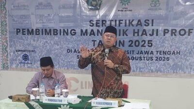 Kakanwil Kemenag Provinsi Jawa Tengah Saiful Mujab dalam kegiatan Sertifikasi Pembimbing Manasik Haji Profesional di Asrama Haji Transit Semarang, Rabu (27/8/2025). Foto: dokumentasi