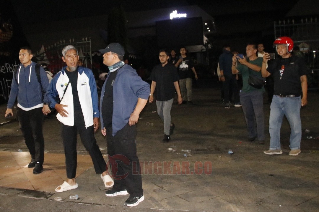 Gubernur Jawa Tengah Ahmad Luthfi saat meninjau lokasi sasaran amukan massa demontran di halaman Gubernuran. Foto: dokumentasi/istimewa