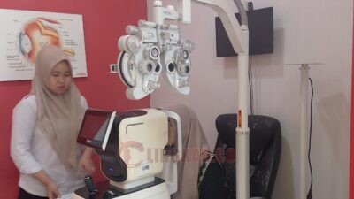 Salah satu penerima manfaat pemberian kacamata gratis saat mendapatkan pelayanan cek kesehatan mata di Optik Kustin Cabang Ngaliyan, Ahad (31/8/2025).