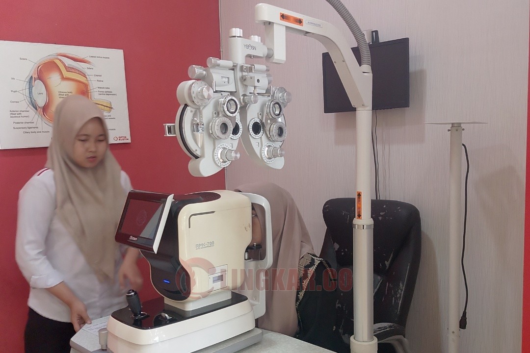 Salah satu penerima manfaat pemberian kacamata gratis saat mendapatkan pelayanan cek kesehatan mata di Optik Kustin Cabang Ngaliyan, Ahad (31/8/2025).