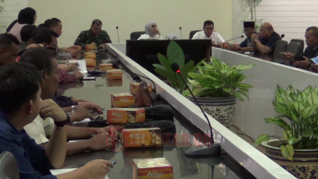 Bupati dan Wakil Bupati Kendal Dyah Kartika Permana Sari dan Benny Karnadi saat rapat koordinasi dengan Forum Komunikasi Pimpinan Daerah (Forkopimda) dan seluruh Organisasi Perangkat Daerah (OPD) di ruang Ngesti Widi, Kendal. Foto: Yoedhi/Lingkar.co