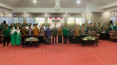 Bupati dan Wakil Bupati Kendal beserta tokoh masyarakat dan pengurus PC GP Ansor Kabupaten Kendal berfoto bersama seusai pelantikan pengurus lembaga Ansor. Foto: Yoedhi/Lingkar.co