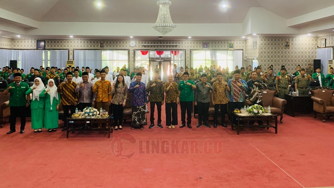 Bupati dan Wakil Bupati Kendal beserta tokoh masyarakat dan pengurus PC GP Ansor Kabupaten Kendal berfoto bersama seusai pelantikan pengurus lembaga Ansor. Foto: Yoedhi/Lingkar.co