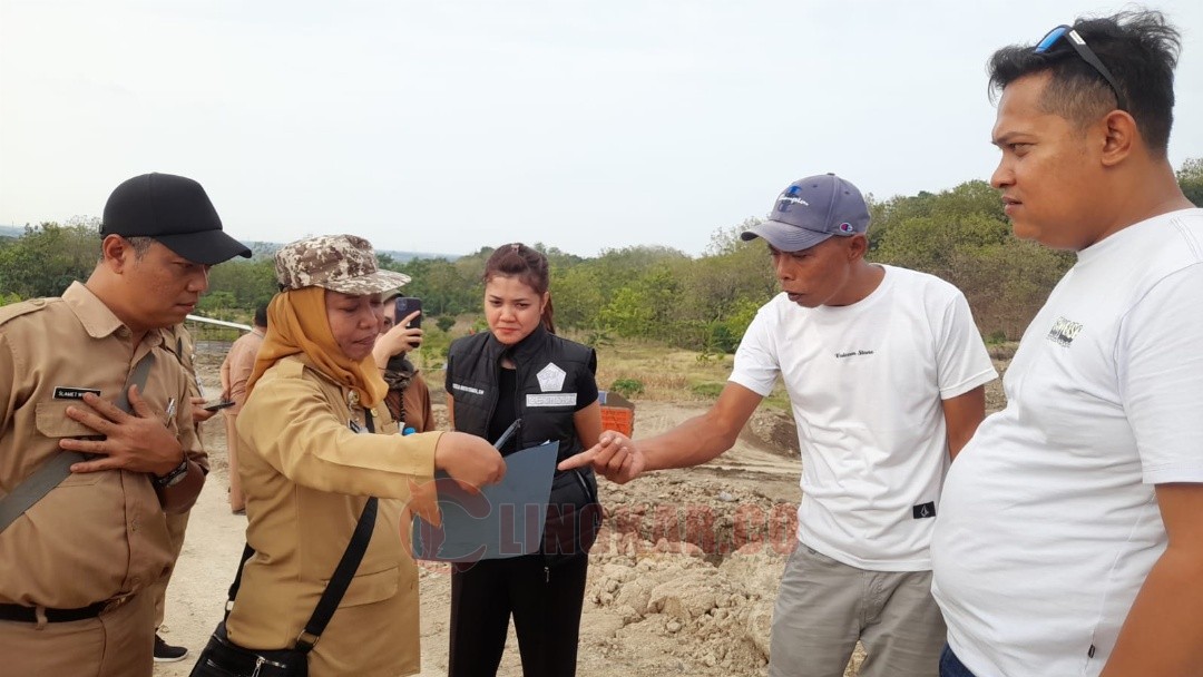 Ketua Komisi C DPRD Kendal, Sisca Meritania saat melakukan inpeksi mendadak (sidak) ke lokasi pertambangan milik PT PMB di Desa Winong, Kecamatan Ngampel, Kabupaten Kendal, Senin (4/7/2025).