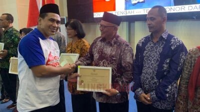 Wakil Gubernur Jawa Tengah Taj Yasin Maimoen saat memberikan penghargaan kepada pendonor darah sukarela di Salatiga. Foto: dokumentasi