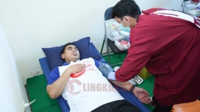 Wakil Gubernur Jawa Tengah Taj Yasin Maimoen saat melakukan donor darah sukarela disela kegiatan PMI Jateng di UIN Salatiga. Foto: dokumentasi