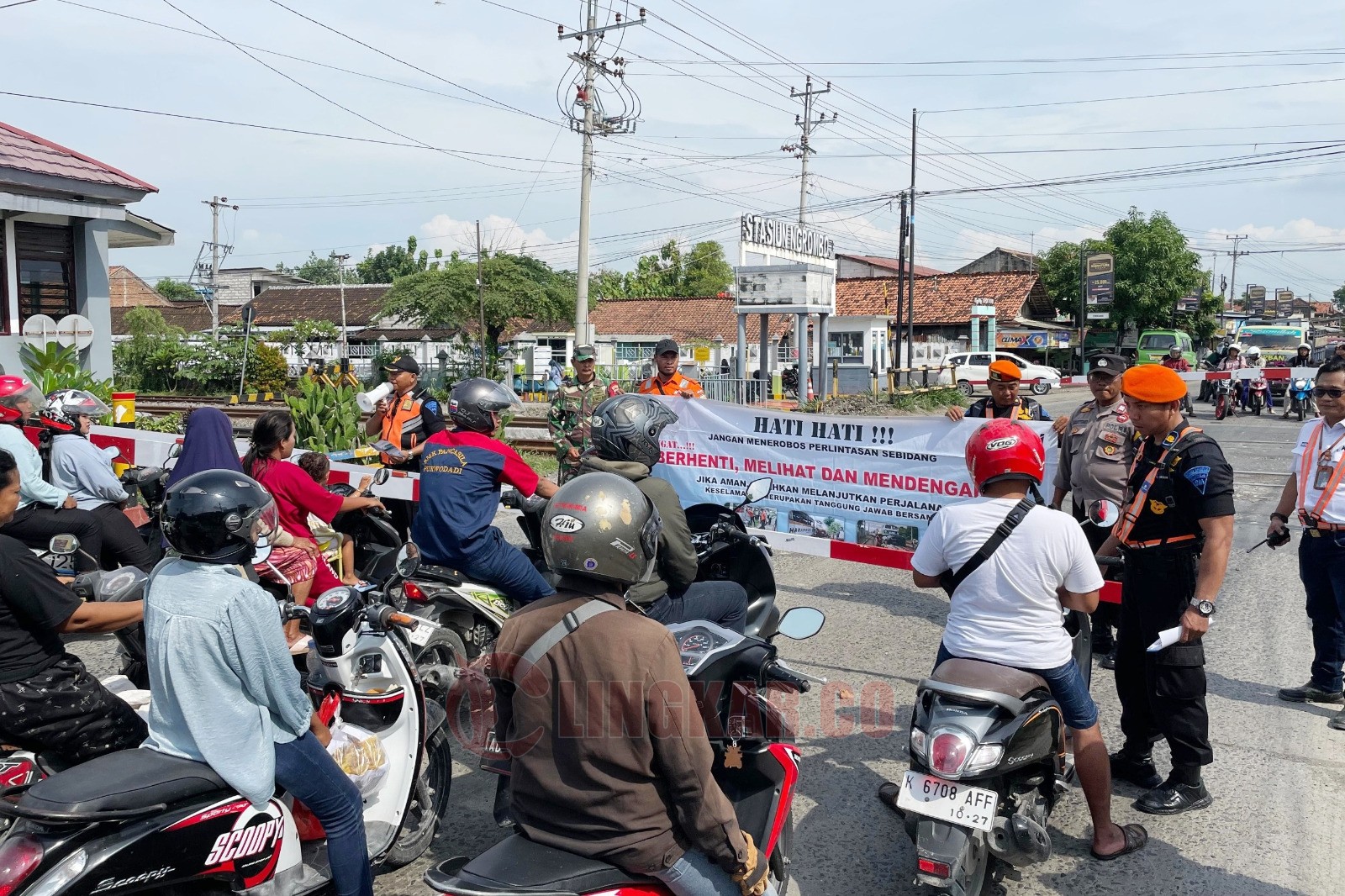 Sosialisasi PT Kereta Api Indonesia (KAI) Daerah Operasi (Daop) 4 Semarang terkait aturan keselamatan di sekitar jalur kereta api. (dok KAI Daop 4 Semarang)
