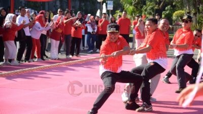 Wakil Wali Kota Semarang, Iswar Aminuddin ikuti lomba tarik tambang dalam kegiatan pembukaan HUT ke-80 RI di Halaman Balaikota Semarang. (dok Pemkot Semarang)
