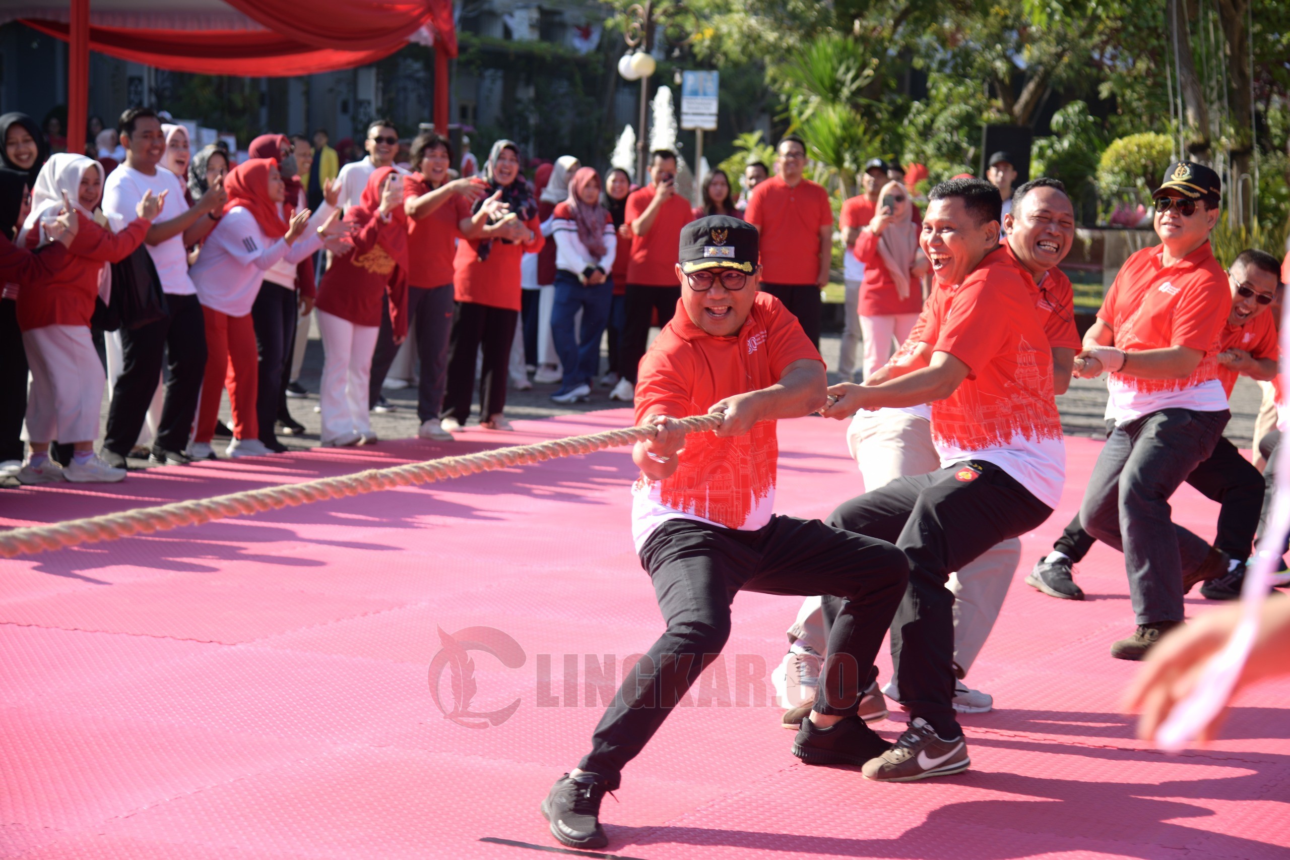 Wakil Wali Kota Semarang, Iswar Aminuddin ikuti lomba tarik tambang dalam kegiatan pembukaan HUT ke-80 RI di Halaman Balaikota Semarang. (dok Pemkot Semarang)