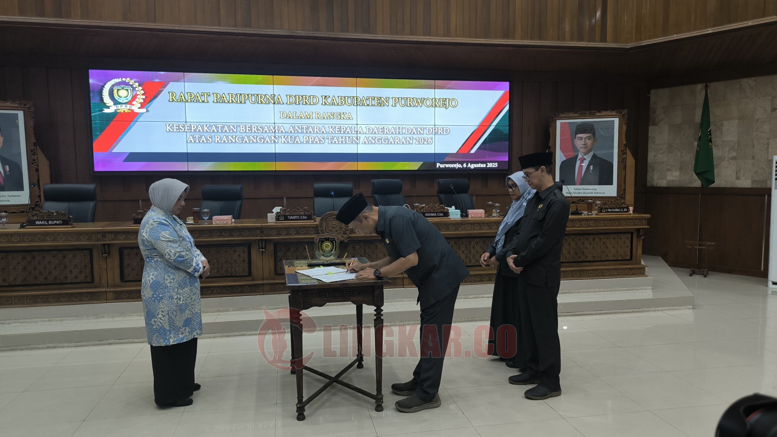 Penandatanganan kesepakatan Rancangan Kebijakan Umum Anggaran (KUA) dan Prioritas Plafon Anggaran Sementara (PPAS) Tahun Anggaran (TA) 2026. (dok Lukman Khakim)