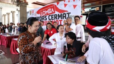 Wali Kota Kota Semarang, Agustina Wilujeng Pramestuti ajukan pertanyaan ke peserta Lomba Cerdas Cermat Wartawan Balaikota. (dok Pemkot Semarang)