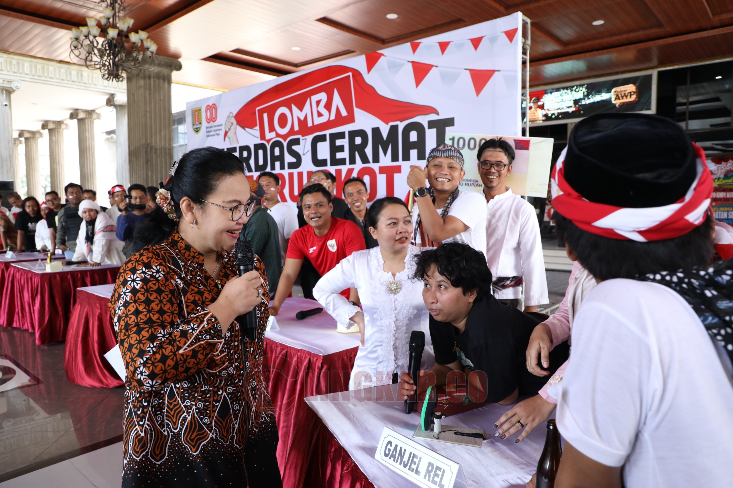 Wali Kota Kota Semarang, Agustina Wilujeng Pramestuti ajukan pertanyaan ke peserta Lomba Cerdas Cermat Wartawan Balaikota. (dok Pemkot Semarang)