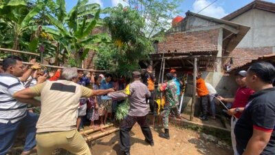 Proses evakuasi seorang warga di Kecamatan Bantarbolang yang terjatuh ke dasar sumur sedalam 20 Meter. (dok Basarnas Semarang)