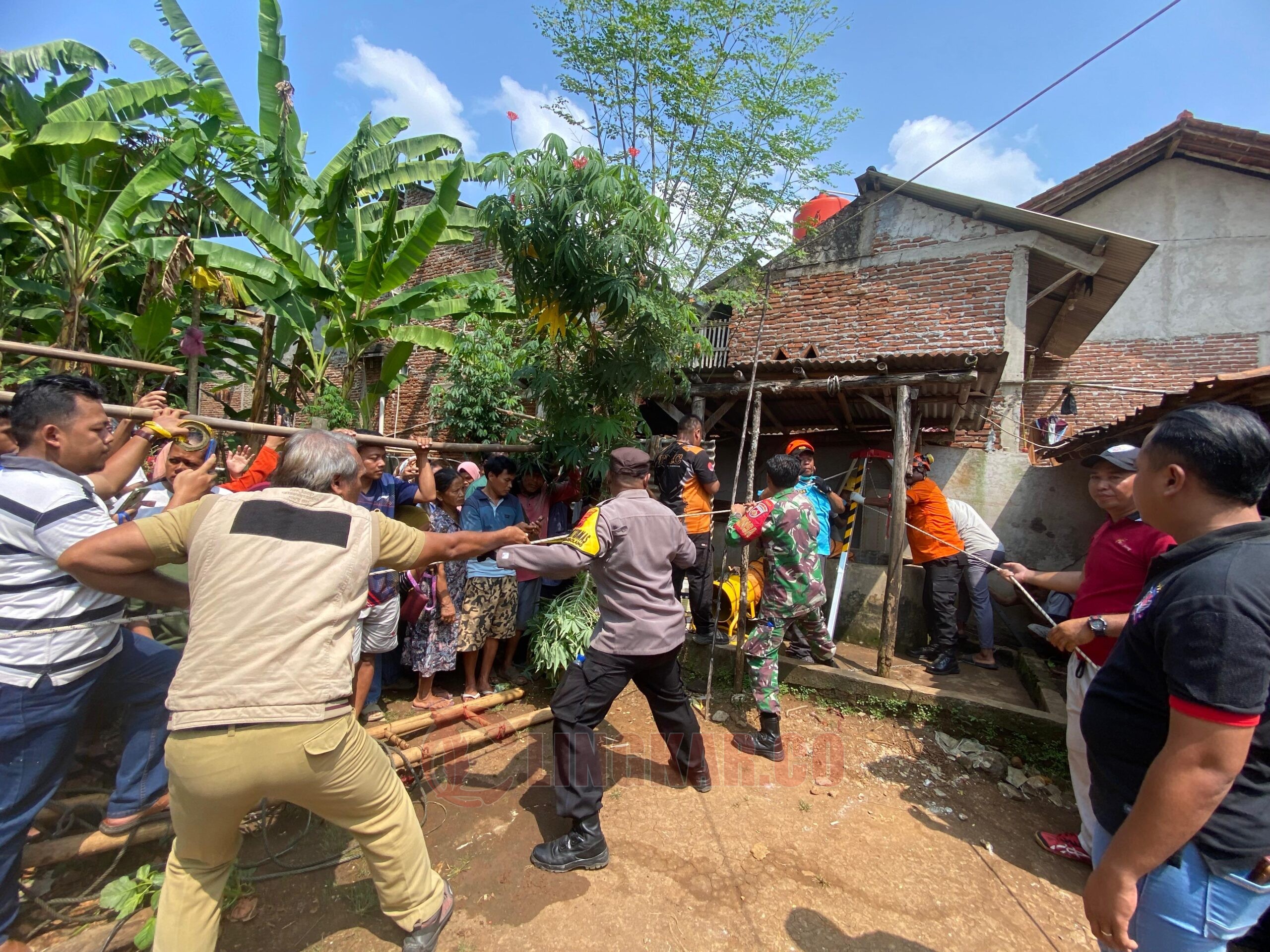 Proses evakuasi seorang warga di Kecamatan Bantarbolang yang terjatuh ke dasar sumur sedalam 20 Meter. (dok Basarnas Semarang)
