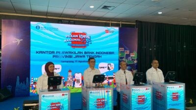 Bank Indonesia Jateng bersama Dinas Perhubungan Kota Semarang meluncurkan QRIS Tap pada moda transportasi Trans Semarang, dalam kampanye Pekan QRIS Nasional, di kantor BI Jateng. (dok Alan Henry)