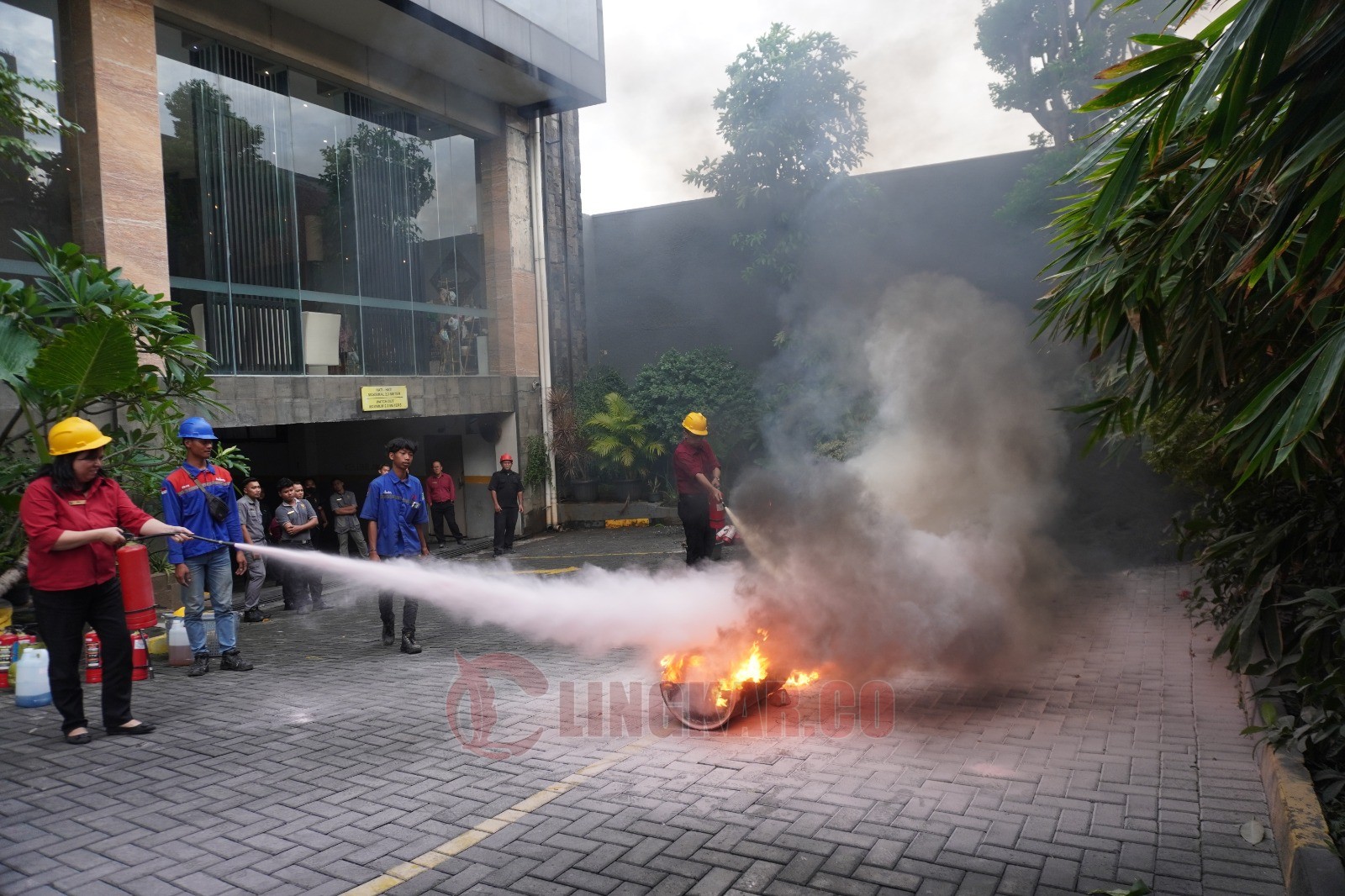 Gets Premiere Semarang bekali pelatihan fire drill. (dok Gets Premiere Semarang)