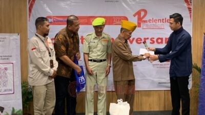General Manager @HOM Hotel Semarang, Hendra Oktavianto memberikan uang santunan kepada veteran pejuang kemerdekaan. (dok @HOM Hotel Simpang Lima Semarang)