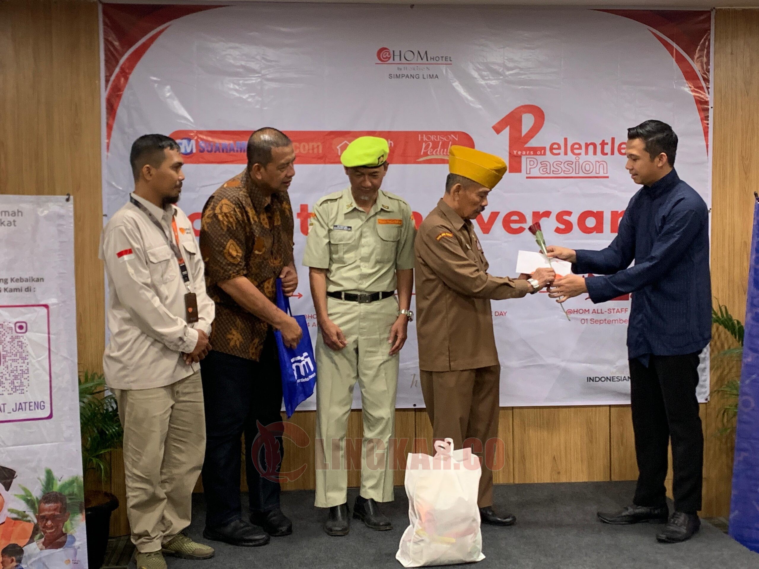 General Manager @HOM Hotel Semarang, Hendra Oktavianto memberikan uang santunan kepada veteran pejuang kemerdekaan. (dok @HOM Hotel Simpang Lima Semarang)