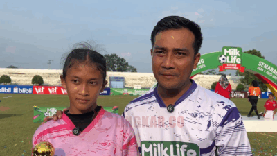 Sang pahlawan SDN 03 yang langganan mencetak gol, Shakila Azalia Ardani didampingi Coach Althariq. (dok Alan Henry)