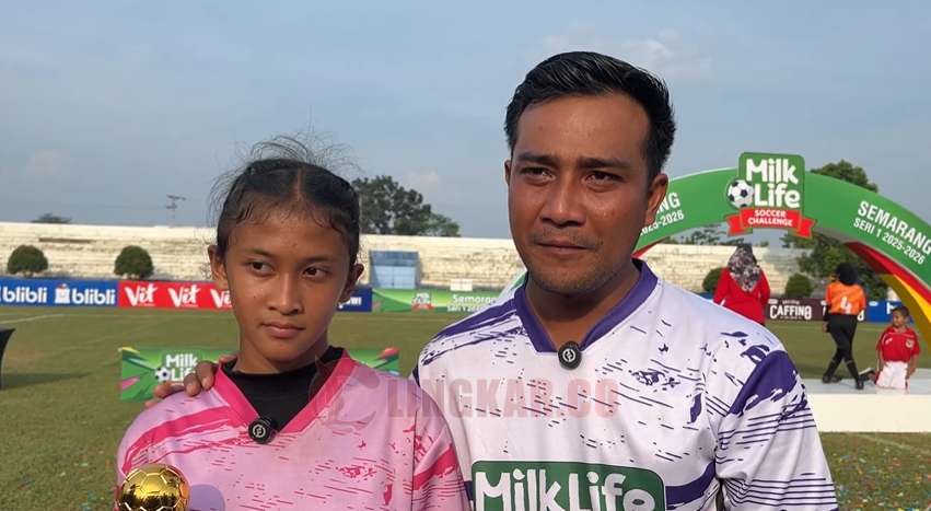 Sang pahlawan SDN 03 yang langganan mencetak gol, Shakila Azalia Ardani didampingi Coach Althariq. (dok Alan Henry)