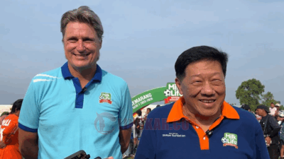 Program Director Bakti Olahraga Djarum Foundation, Yoppy Rosimin didampingi Head Coach MilkLife Soccer Challenge, Timo Scheunemann. (dok Alan Henry)