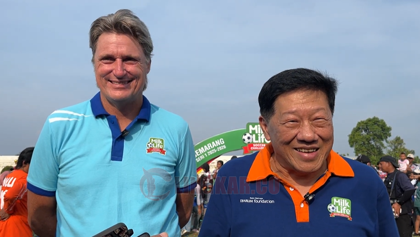 Program Director Bakti Olahraga Djarum Foundation, Yoppy Rosimin didampingi Head Coach MilkLife Soccer Challenge, Timo Scheunemann. (dok Alan Henry)