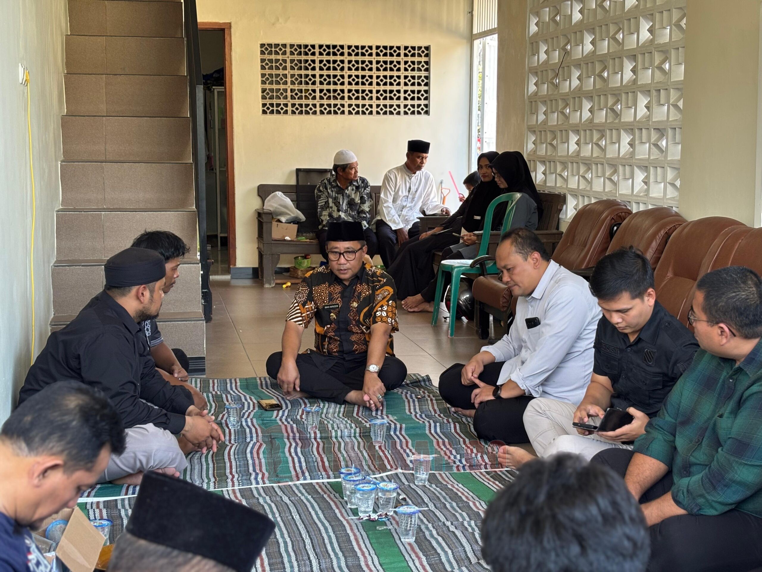 Wakil Wali Kota Semarang, Iswar Aminuddin kunjungi rumah duka korban kecelakaan yang tertabrak Feeder Trans Semarang. (dok Pemkot Semarang)