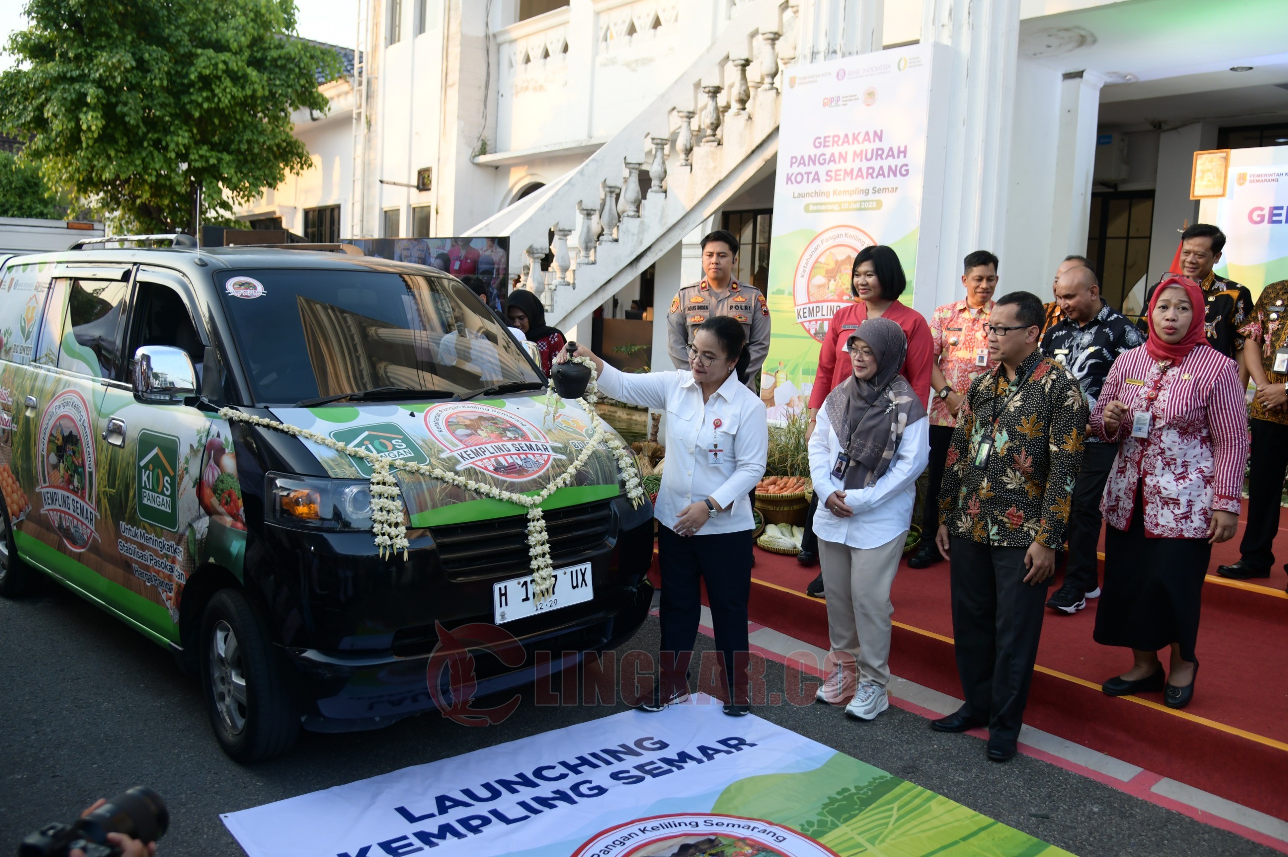 Wali Kota Semarang, Agustina Wilujeng Pramestuti resmikan mobil program Kempling Semar. (dok Pemkot Semarang)